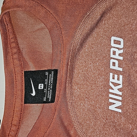 Nike top - Picture 2 of 3